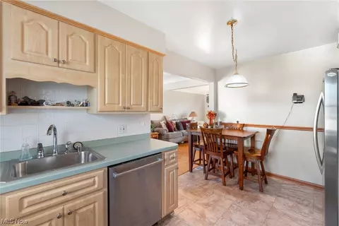 73 E Dartmoor Ave, Seven Hills, OH 44131 photo 12