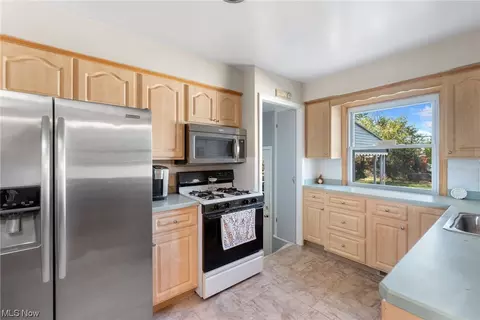 73 E Dartmoor Ave, Seven Hills, OH 44131 photo 9