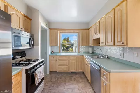 73 E Dartmoor Ave, Seven Hills, OH 44131 photo 11