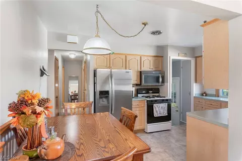 73 E Dartmoor Ave, Seven Hills, OH 44131 photo 6