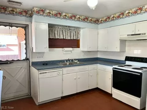 1458 Patricia St, Belpre, OH 45714 photo 2