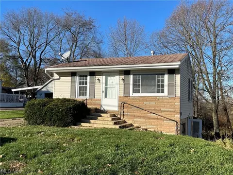 1021 Stratford St, Barberton, OH 44203