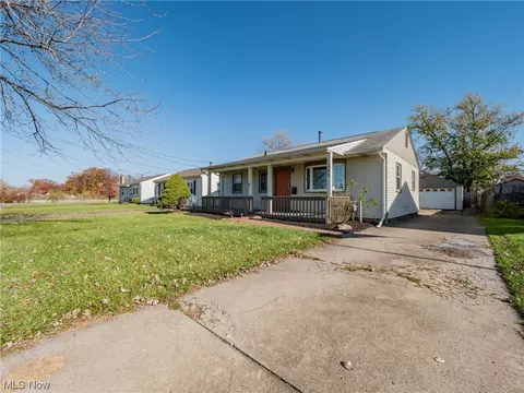 363 Brandtson Ave, Elyria, OH 44035 photo 2