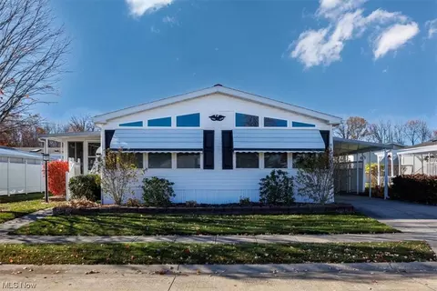 8 Emerald Ln, Olmsted Twp, OH 44138