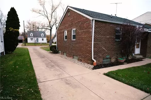 855 E 258th St, Euclid, OH 44132 photo 4