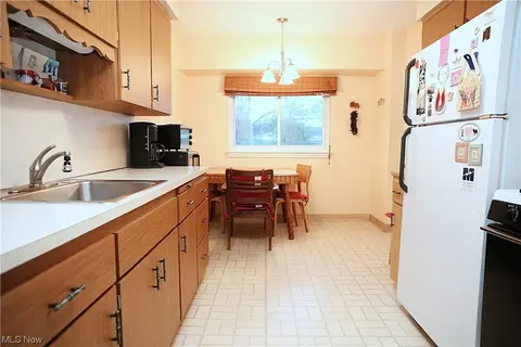 855 E 258th St, Euclid, OH 44132 photo 8