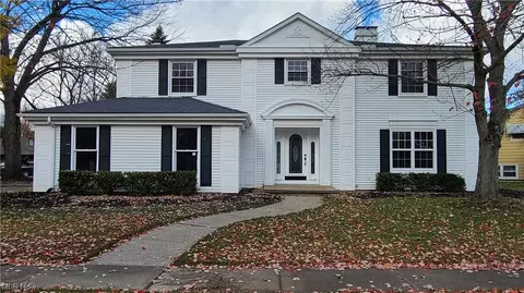 135 Hillcrest Ln, Elyria, OH 44035