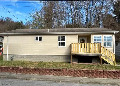 855 41st St, Bellaire, OH 43906