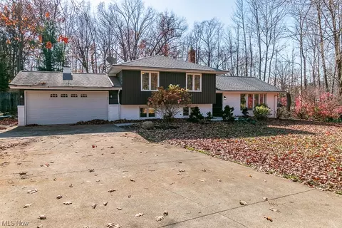 7386 Briar Hill Dr, Willoughby, OH 44094