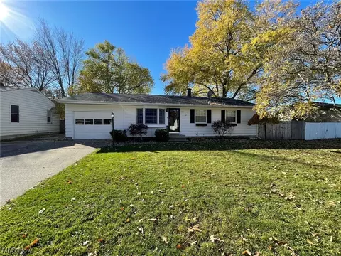 1200 Hollyview Dr, Vermilion, OH 44089