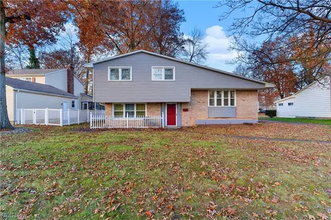 848 Maple Ridge Dr, Youngstown, OH 44512