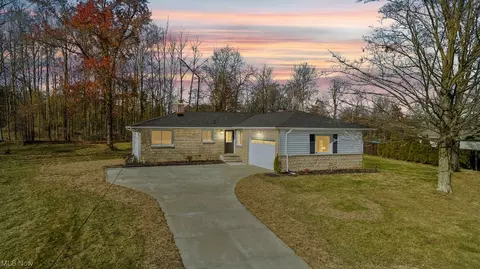 1526 Skyland Dr, Hinckley, OH 44233