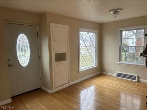 Entry Way - 754 E 232nd St, Euclid, OH 44123 photo 4 of 5