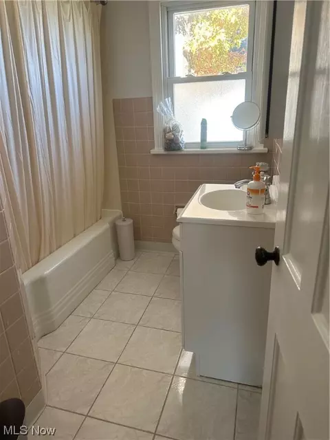 Bath - 754 E 232nd St, Euclid, OH 44123 photo 3 of 5