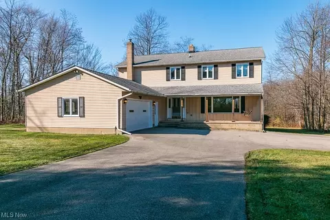 10408 Meadowhurst Ln, Chardon, OH 44024
