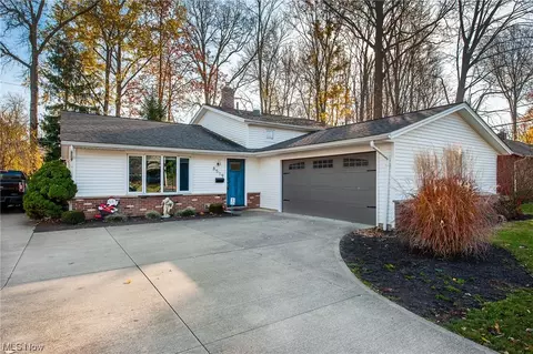 8519 Brentwood Dr, Olmsted Falls, OH 44138