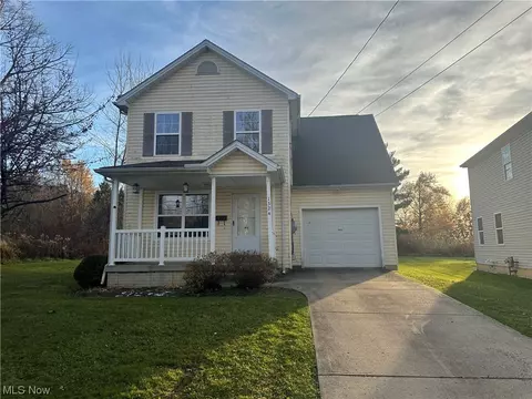 Exterior - 1324 Hamlin Dr, Ashtabula, OH 44004 photo 2 of 5