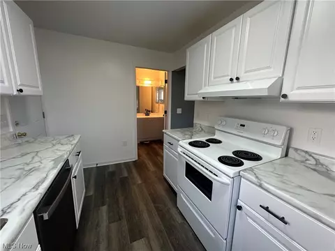 Kitchen - 1324 Hamlin Dr, Ashtabula, OH 44004 photo 2 of 2