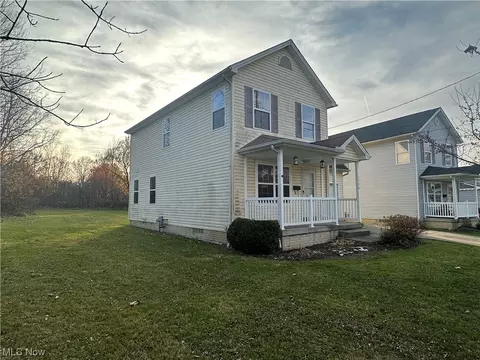 Exterior - 1324 Hamlin Dr, Ashtabula, OH 44004 photo 3 of 5