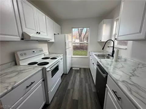 Kitchen - 1324 Hamlin Dr, Ashtabula, OH 44004 photo 1 of 2
