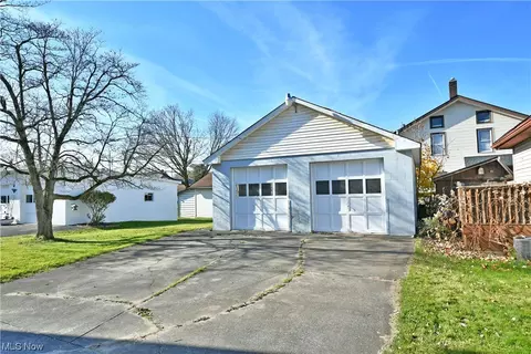 25 Walnut St, Struthers, OH 44471 photo 2