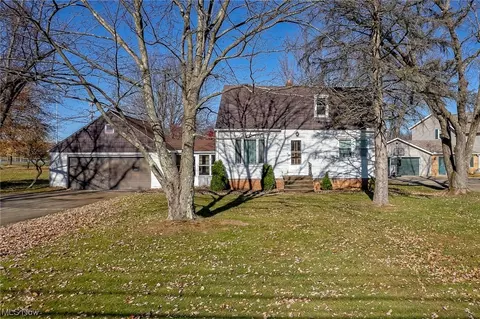 1194 Royalwood Rd, Broadview Heights, OH 44147