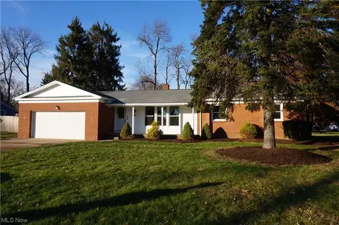 3255 Broad Vista St NW, Uniontown, OH 44685