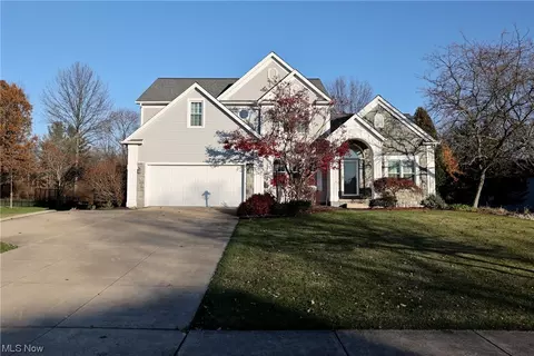 112 Ravenshollow Dr, Cuyahoga Falls, OH 44223