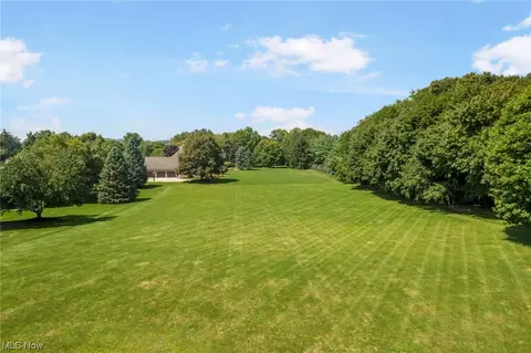 Hearthstone Avenue Nw, North Canton, OH 44720