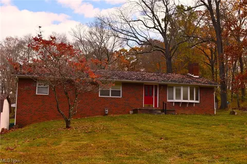1969 Potts Ln, Zanesville, OH 43701