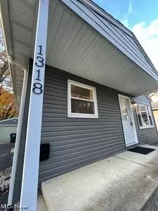 1318 Forest Glen Dr, Cuyahoga Falls, OH 44221
