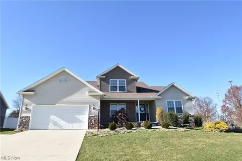 10200 Carrousel Woods Dr, New Middletown, OH 44442