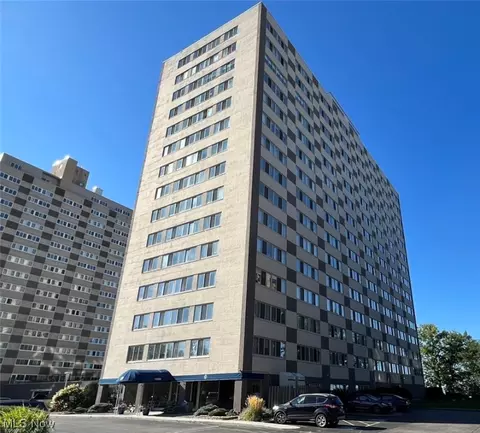 12520 Edgewater Dr #805, Lakewood, OH 44107