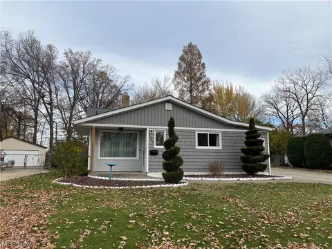 153 E Overlook Dr, Eastlake, OH 44095