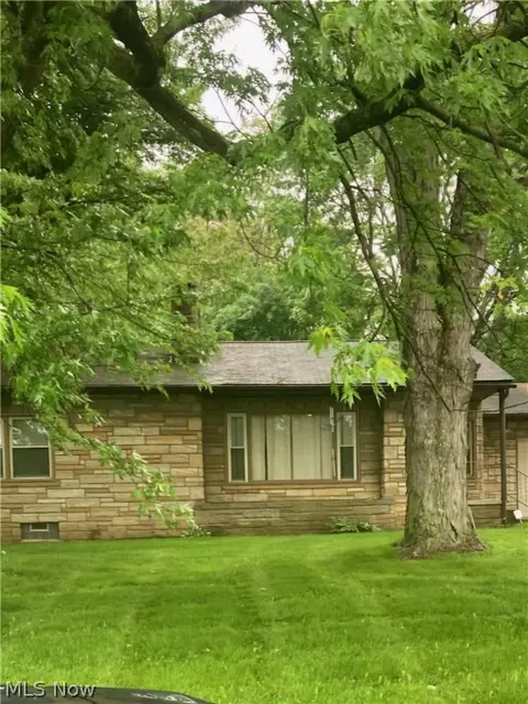 1327 Brookdale Ave, East Palestine, OH 44413