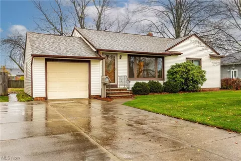 7569 Pleasant Hill Dr, Parma, OH 44130
