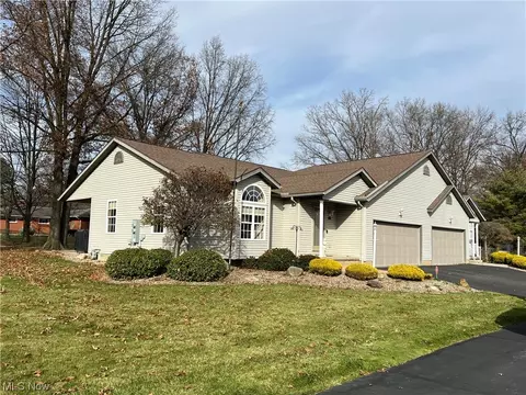 1412 Surrey Point Cir SE, Warren, OH 44484