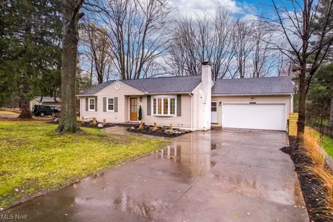 1237 Rose Circle Dr, Barberton, OH 44203