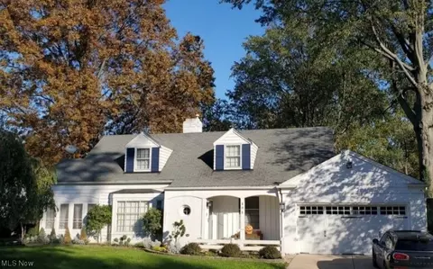 121 Lake Edge Dr, Euclid, OH 44123