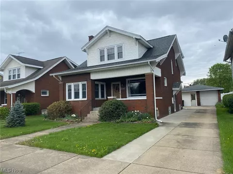 1042 4th St NW, New Philadelphia, OH 44663