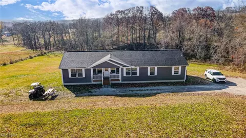 4300 Foxfire Dr, Zanesville, OH 43701