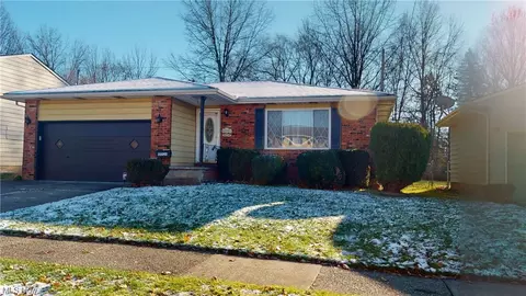 14828 Rochelle Dr, Maple Heights, OH 44137