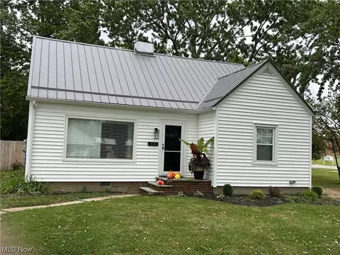 1305 State St, Vermilion, OH 44089