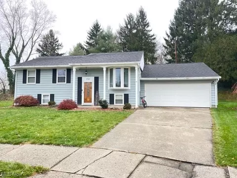 2720 Delaware Cir, Dover, OH 44622 photo 1