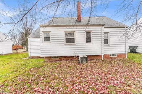 310 E 276th St, Euclid, OH 44132 photo 3