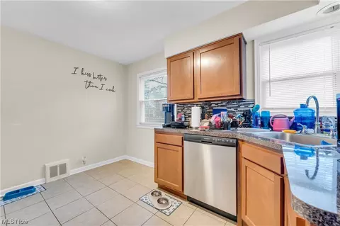 310 E 276th St, Euclid, OH 44132 photo 10