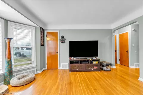 310 E 276th St, Euclid, OH 44132 photo 4