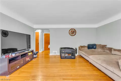 310 E 276th St, Euclid, OH 44132 photo 5