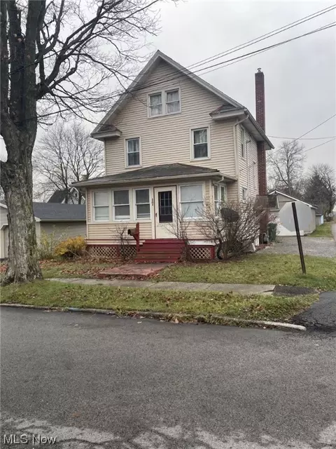 17 Herbster St, Columbiana, OH 44408