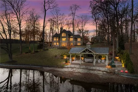 954 Blossom Dr, New Franklin, OH 44319